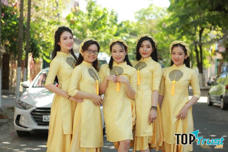 Studio luôn sẵn sàng làm hài lòng khách hàng nhờ vào sự tuyển chọn tỉ mỉ từng bộ áo dài, chăm chút từng đường kim mũi chỉ.