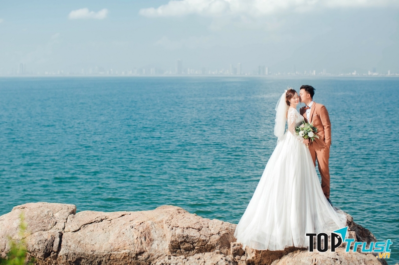 Với đội ngũ ekip hùng hậu, Hoa Mai Wedding sẵn sàng đưa nhân viên phục trang và make up chuyên nghiệp đến tận phim trường cùng với cô dâu, đảm bảo cho bạn lên hình luôn được lung linh nhất.