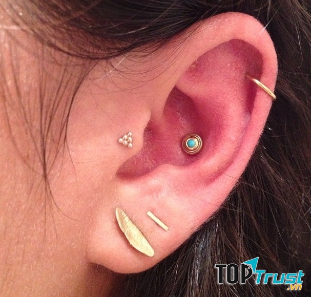Xỏ khuyên tai quá lớn, nhiều