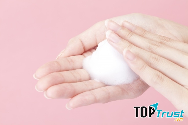 Xoa kỹ dầu gội lên lòng bàn tay để tạo bọt rồi mới bôi lên da đầu (Ảnh: Internet)