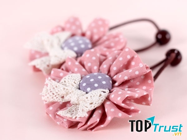 Những lọn tóc bị đứt do dây cột thường chết ngay sau đó, không thể phục hồi. Bạn có thể sử dụng những loại dây thun mềm hoặc dây vải để hạn chế làm tổn thương đến tóc.