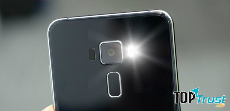 Sử dụng đèn flash của điện thoại