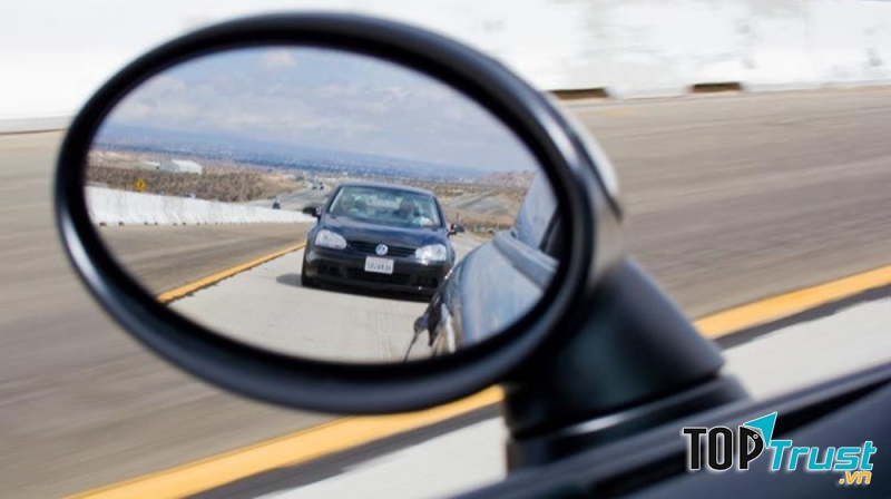 Sử dụng gương chiếu hậu