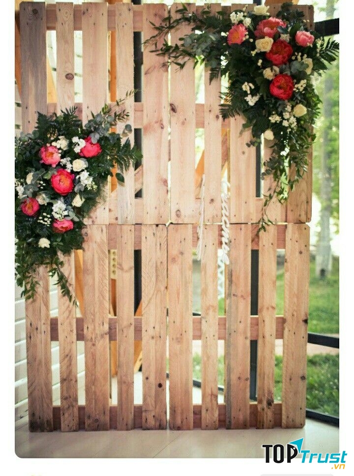 Trang trí thêm hoa sẽ tăng điểm tinh tế vầ nhẹ nhàng cho backdrop đó!