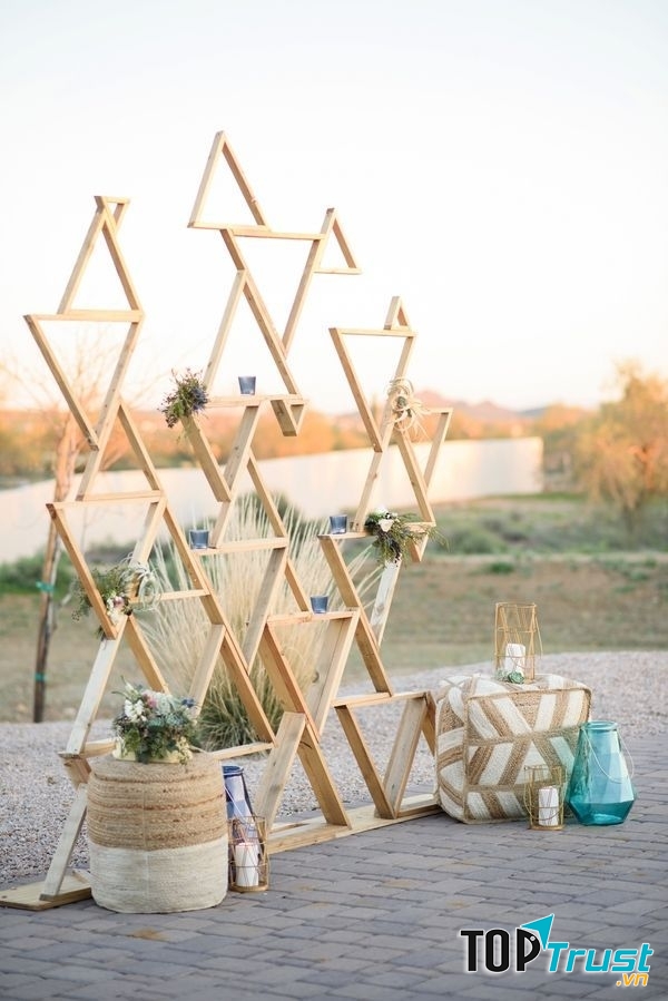 Ghép các miếng gỗ hình tam giác lại với nhau đầy nghệ thuật, các cặp đôi đã có một backdrop đấy nghệ thuật rồi!