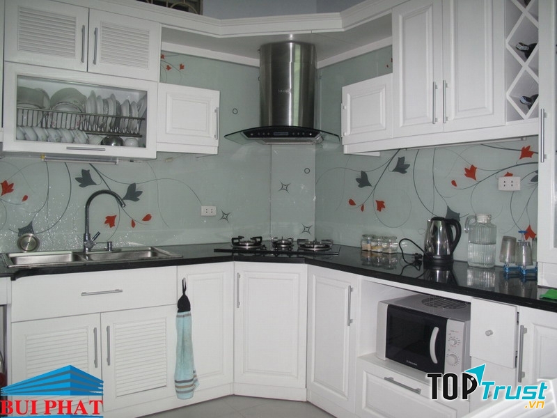 Kính màu ốp bếp họa tiết trang trí cành lá tạo điểm nhấn không gian bếp nhà bạn
