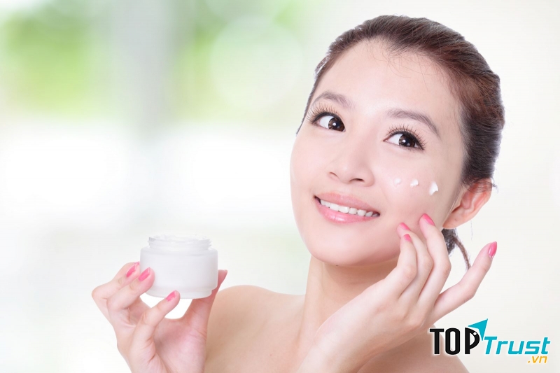 Sử dụng kem dưỡng ẩm cho da mặt