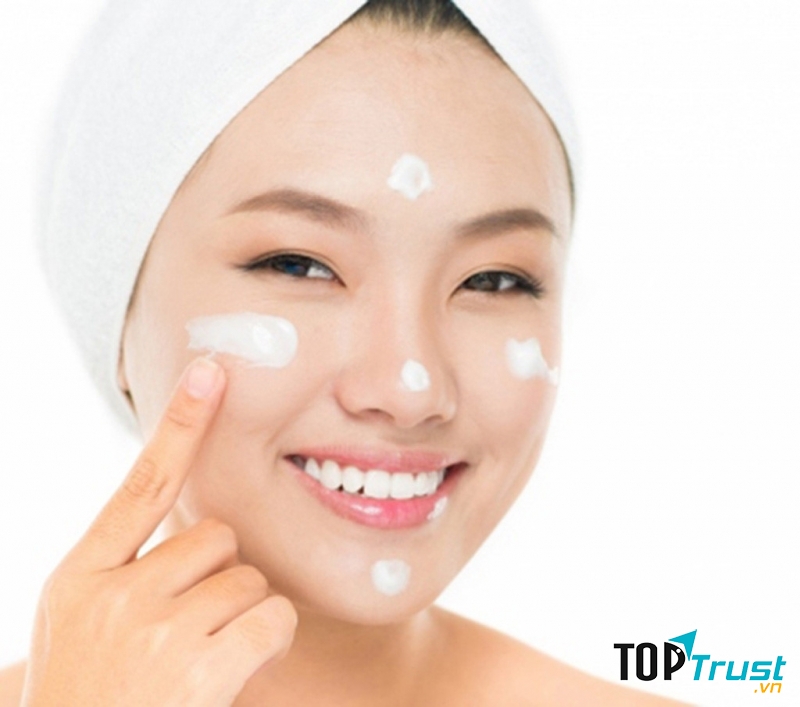 Sử dụng kem dưỡng da để da đẹp hơn