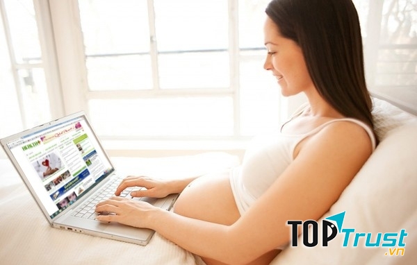 Thói quen đặt máy tính trên bụng và ngồi nhiều giờ rất nguy hiểm