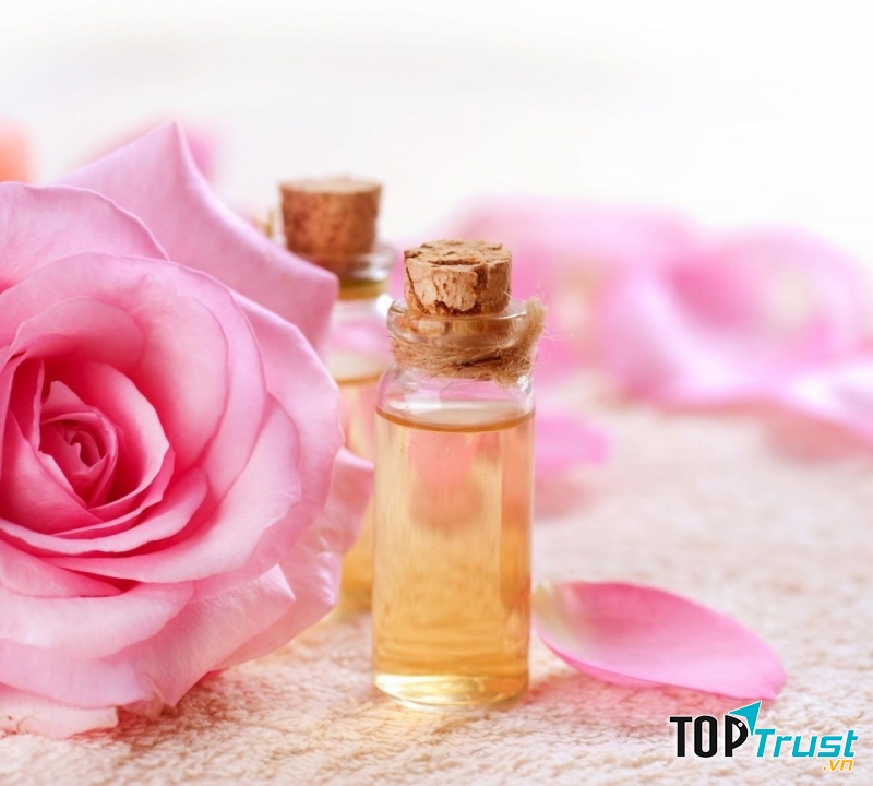 Nước hoa hồng giúp se khít lỗ chân lông