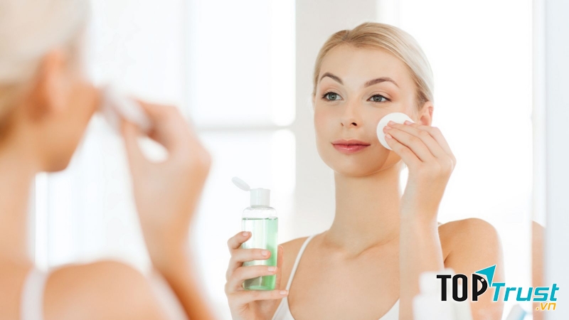 Sử dụng nước hoa hồng.