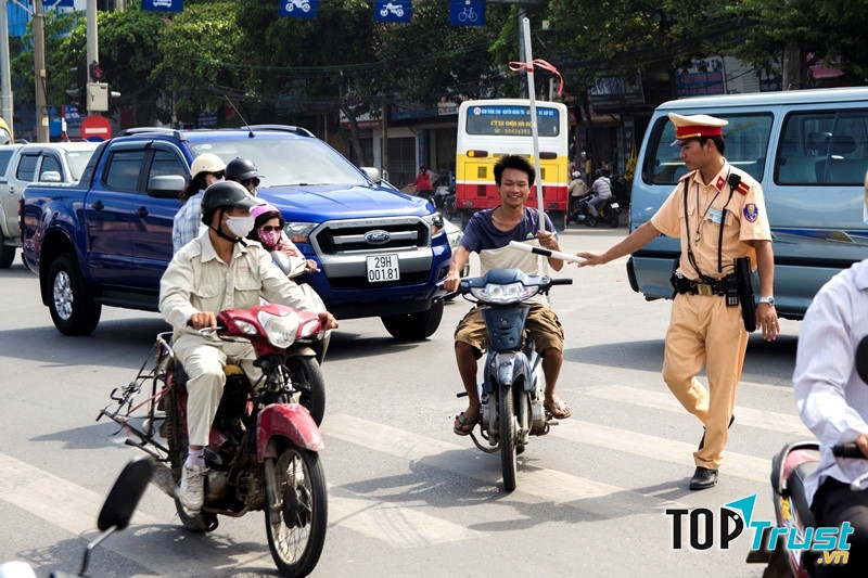 Cảnh sát giao thông xử lý xe máy cũ nát, chở hàng cồng kềnh