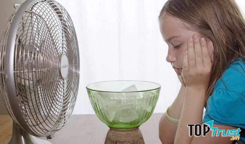 Để bát nước đá trước quạt sẽ làm gió thổi từ quạt mát hơn