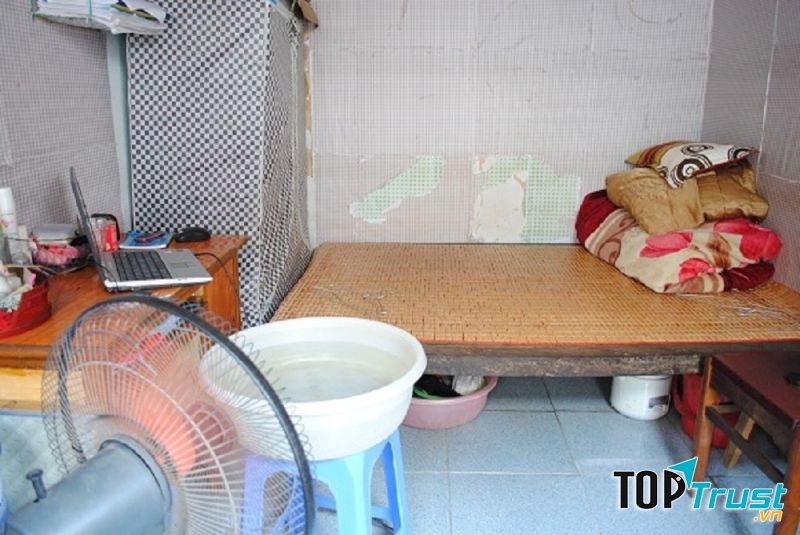 Để bát nước đá trước quạt sẽ làm gió thổi từ quạt mát hơn