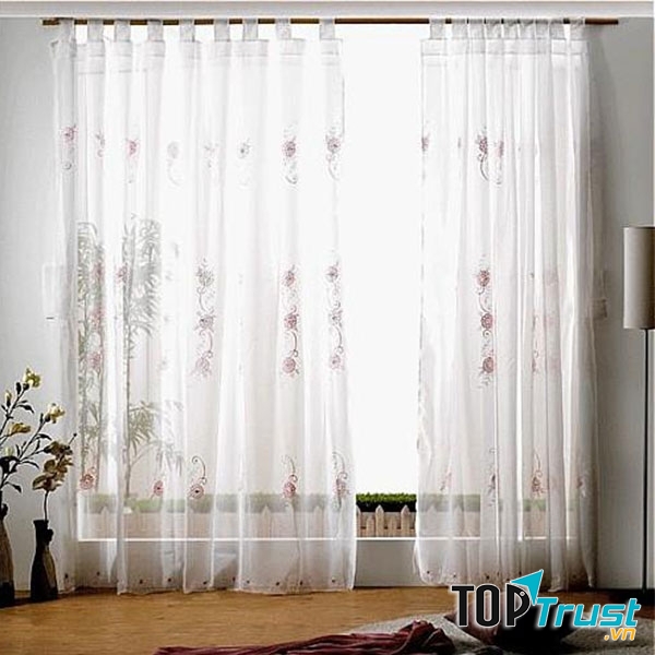 Bạn nên dùng rèm mỏng để vừa cảm thấy thoáng mát và đủ ánh sáng mà vẫn không nóng và ẩm.
