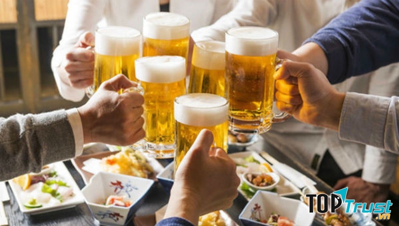 Sử dụng rượu với metronidazol, một thuốc kháng sinh hay dùng có thể gây ra các phản ứng như đỏ bừng, nhức đầu, ói mửa, chuột rút và đổ mồ hôi.