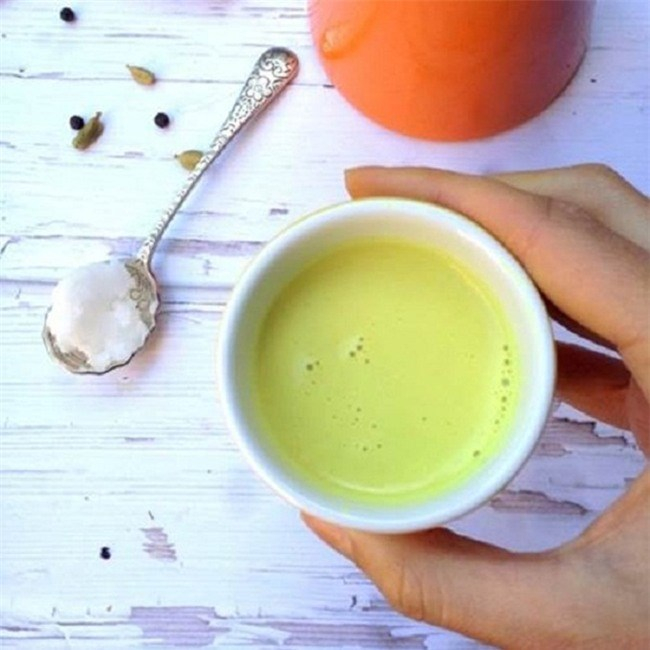 Khi dùng sữa nghệ, bạn nên uống ngay khi sữa còn ấm để tăng tác dụng giảm đau, đồng thời đem lại cảm giác thoải mái và dễ chịu.