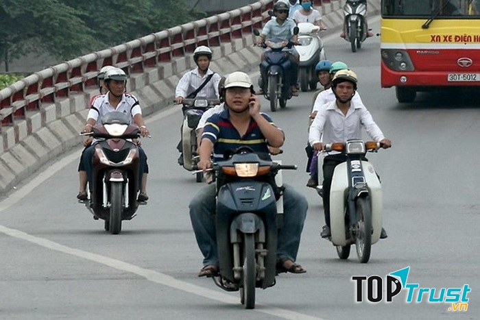 Nghe điện thoại khi đang đi xe máy