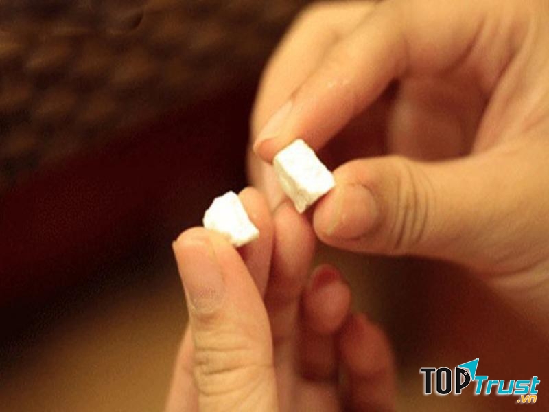 Cắt nhỏ thuốc để uống