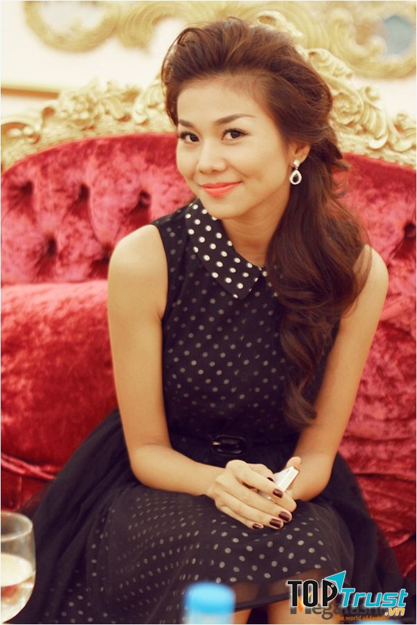 Trông bạn sẽ thực sự hoàn hoàn nếu chăm chút gương mặt, đầu tóc khi diện trang phục màu đen