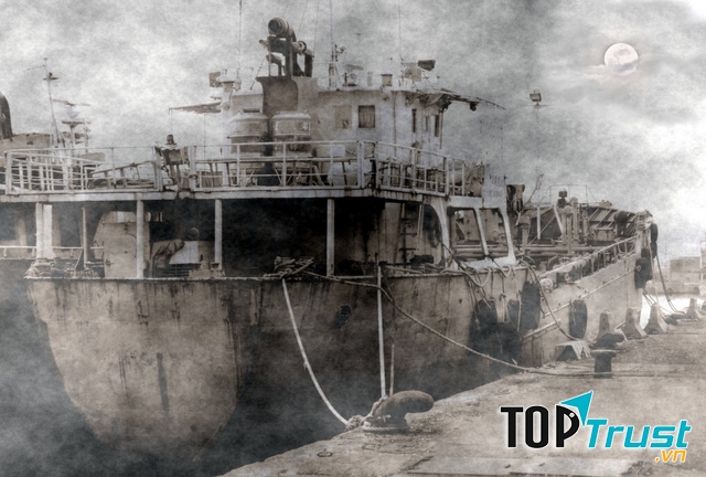 Tàu Urang Medana neo đậu tại cảng trước khi khởi hành chuyến đi tử thần.