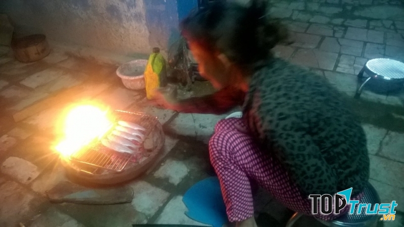 Cô chủ nhà nướng cá cho ăn