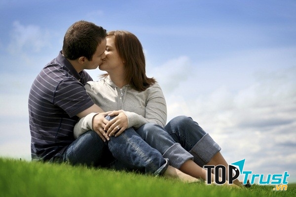 Người Pháp hôn cả môi và lưỡi