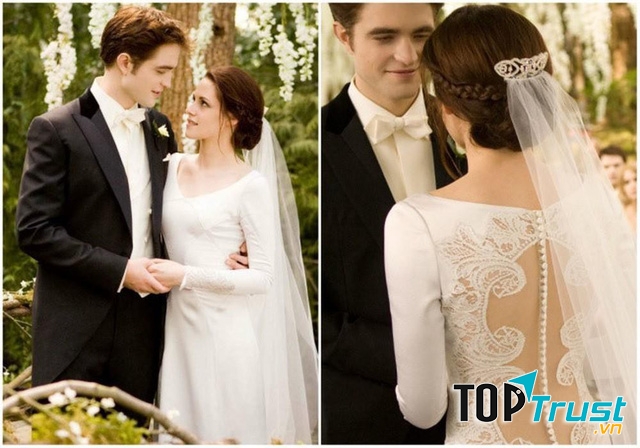 Tuyệt tác váy cưới này do Carolina Herrera thiết kế có giá lên tới 35.000 USD và trở thành một trong những chiếc váy cưới biểu tượng nhất mọi thời đại.