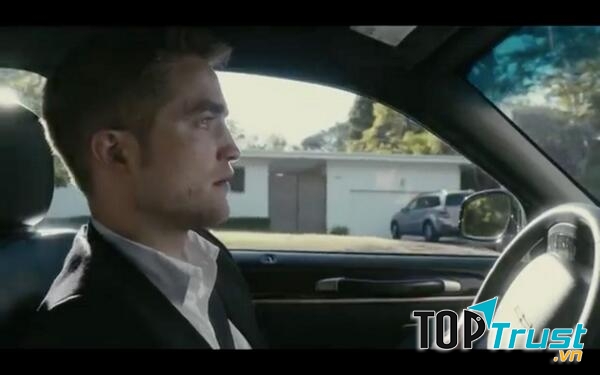 Robert Pattinson đã phải học lái xe ngay trên trường quay