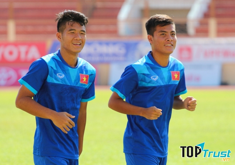 Trọng Hóa U19 Việt Nam (phải)