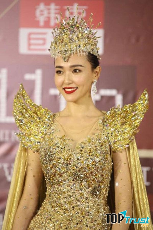 Nữ Sư Tử vốn rất mạnh mẽ, sắc bén, bộc trực, mái tóc nhẹ quyến rũ, khí chất đặc biệt hơn người.