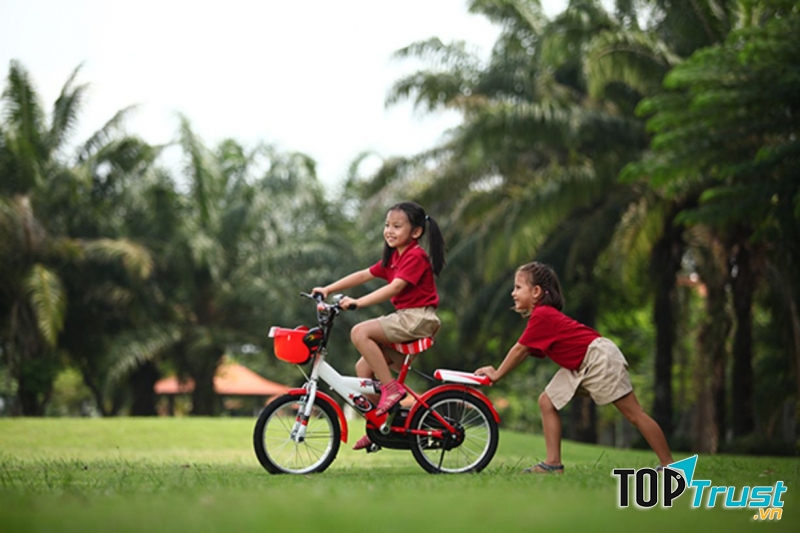 Trẻ con cũng sẽ hiểu rằng những hành động giúp đỡ nhau hay một nụ cười thân thiện luôn được tất cả mọi người cảm kích.