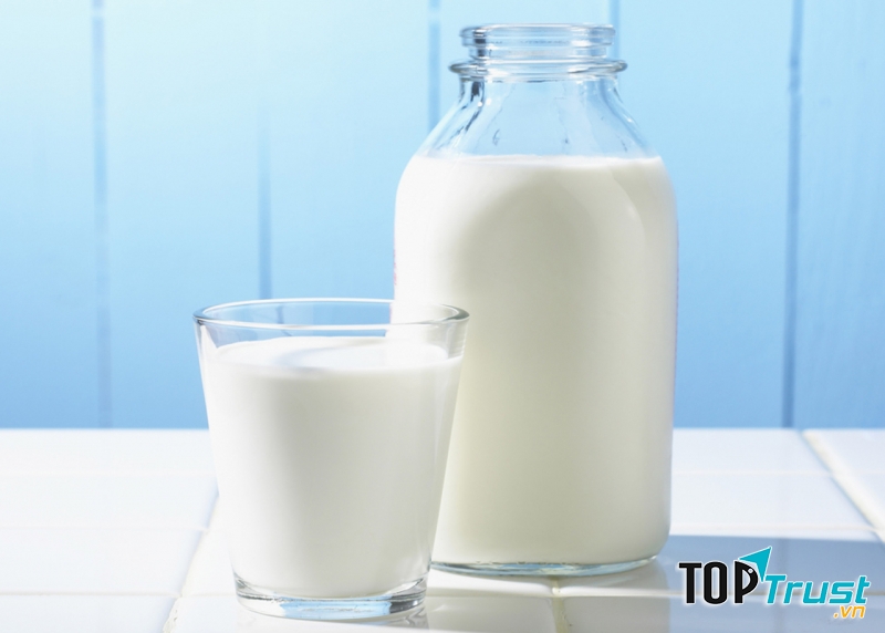 Sữa là một thành phần rất tốt để điều trị vùng nách tối màu. Các vitamin và axit béo có trong sữa rất tốt cho da vì chúng có thể giúp giảm thiểu vùng da tối màu.