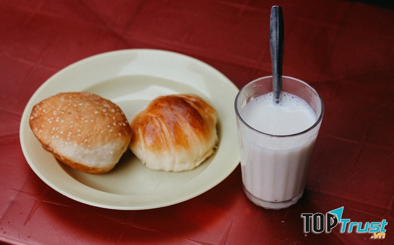 Bánh ngọt và sữa đậu là thực đơn đặc trưng của quán