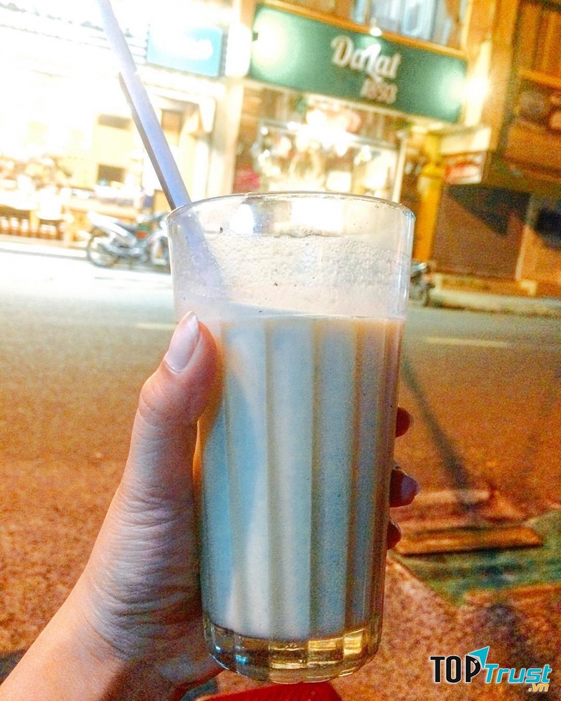 Ly sữa đậu nành đầy ắp