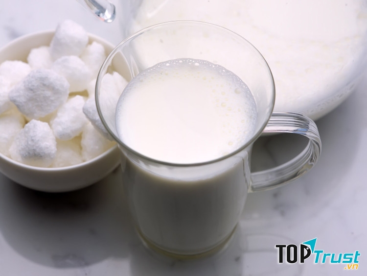 Các thành phần dinh dưỡng trong sữa sẽ làm cơ thể nhanh chóng giảm nhiệt và phòng chống say nắng.