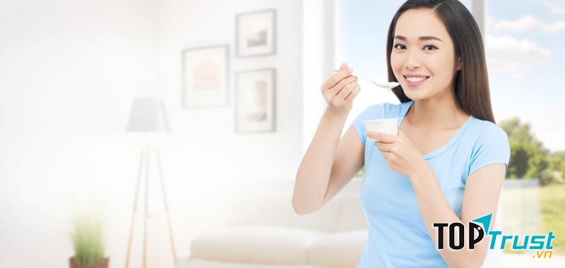 Trong sữa chua có rất nhiều khoáng chất như vitamin C, vitamin D, canxi, axit lactic và probiotic nên có rất nhiều công dụng đối với sức khỏe và sắc đẹp.