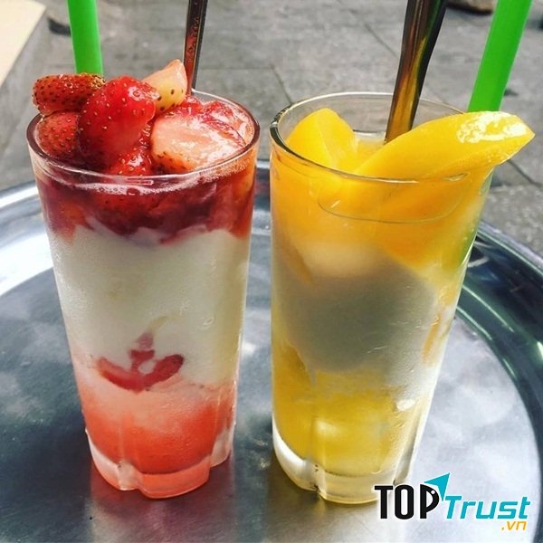 Sữa chưa dầm hoa quả món ăn được mix từ sữa chưa và hoa quả được nhiều bạn trẻ yêu thích.