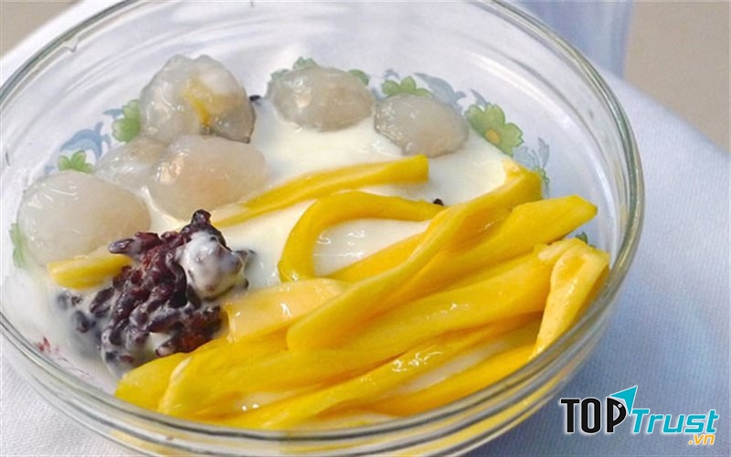 Sữa chua mít là sự kết hợp hoàn hảo giữa sữa chua và mít cùng với một số thành phần khác. Hương vị ngọt ngào đặc trưng của nó luôn làm nức lòng những fan hâm mộ món sữa chua trong suốt 4 mùa của năm.