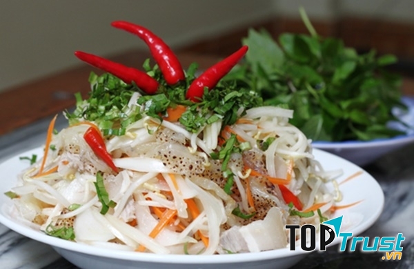 Sứa Cô Tô chủ yếu được chế biến thành món nộm sứa, còn gọi là gỏi sứa. Nộm sứa Cô Tô ăn giòn, mát và có mùi vị không giống bất kỳ thứ hải sản nào khác, lại rất tốt cho đường ruột.