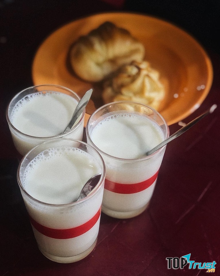 Đêm Đà Lạt sương lạnh khắp nẻo đường, cùng nhóm bạn ngồi cùng nhau bên bộ bàn ghế nhựa đơn sơ