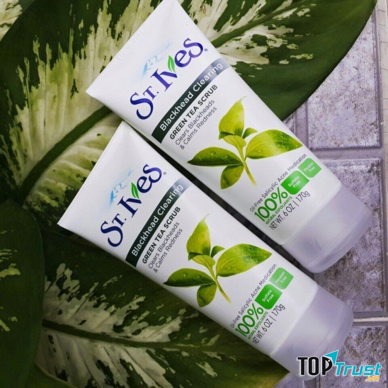 Các bạn nữ có thể sử dụng sữa rửa mặt St.Ives Blackhead Clearing Green Tea Scrub mỗi ngày để thấy được sự khác biệt.