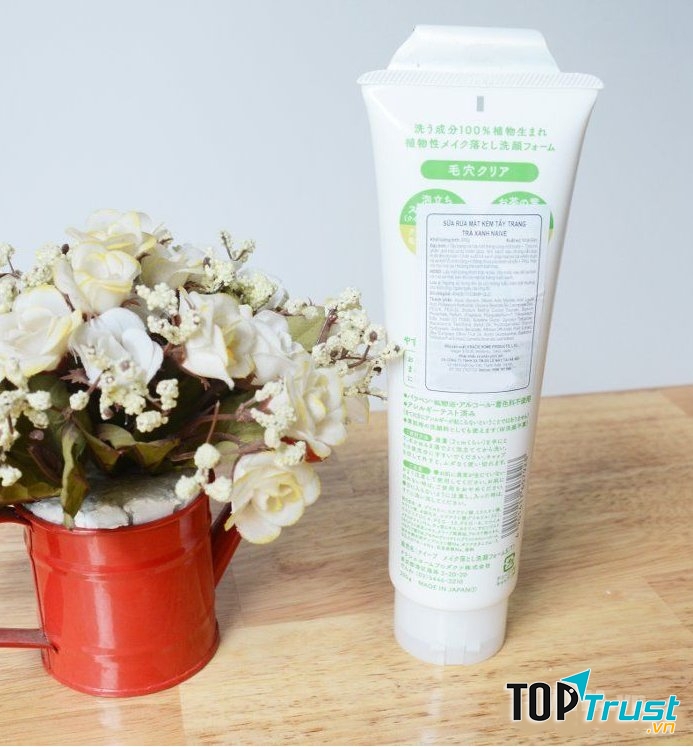 Trà xanh có tác dụng diệt khuẩn rất tốt, vì thế làm sạch da cùng sữa rửa mặt trà xanh Naive vừa có thể loại bỏ bụi bẩn sau một ngày dài làm việc