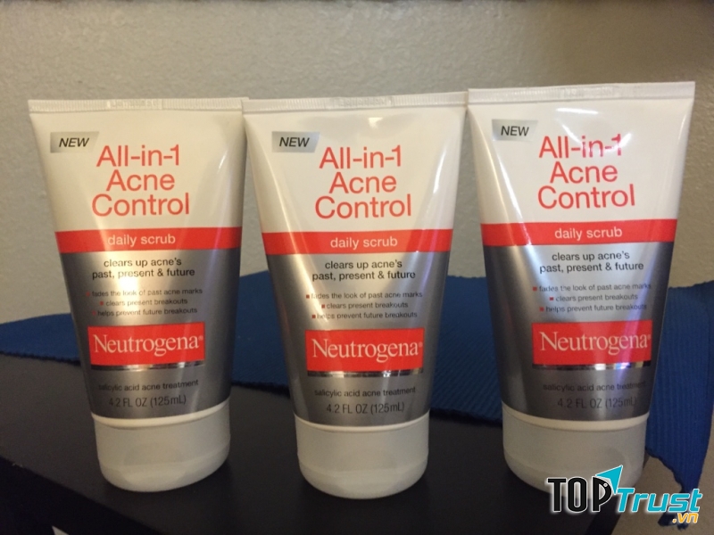 Sữa rửa mặt trị mụn Neutrogena All in 1 Acne Control Daily Scrub.