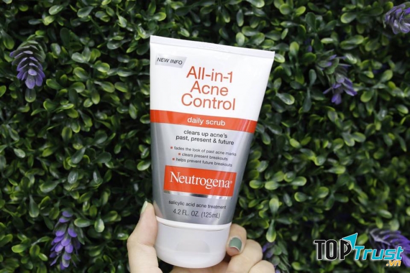 Sữa rửa mặt trị mụn Neutrogena All in 1 Acne Control Daily Scrub.