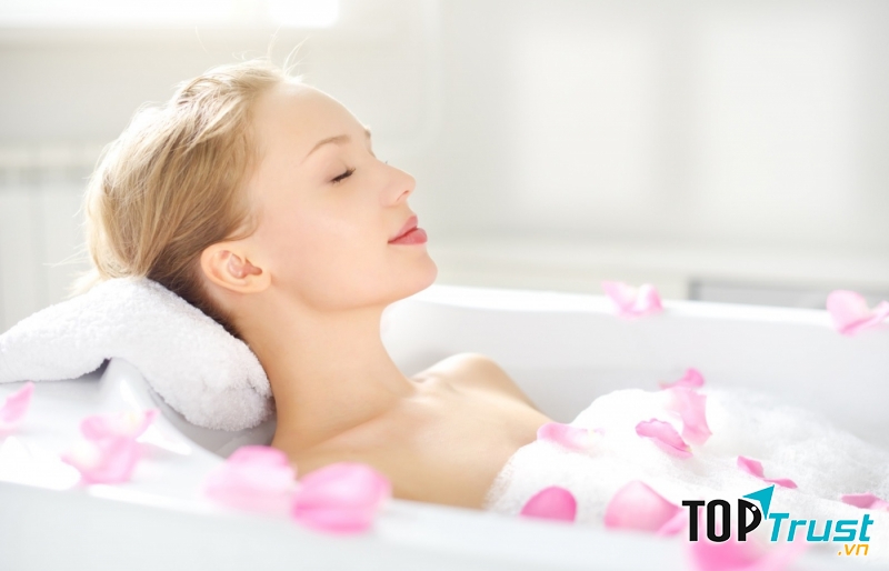 Sản phẩm có kết cấu dạng sữa màu trắng, các hạt massage màu xanh dương với hương thơm nhẹ nhàng mang lại cảm giác vô cùng dễ chịu, thoái mái khi tắm.