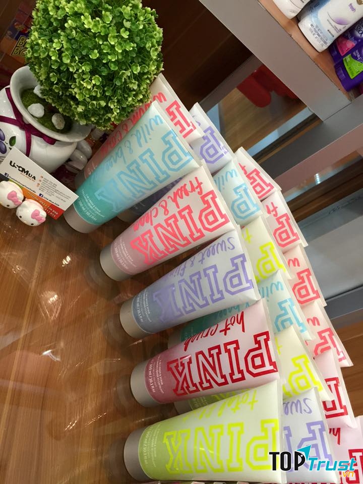 Sữa tắm kết hợp tấy tế bào chết Victoria Secret Pink đạt hiệu quả dưỡng ẩm tuyệt vời, cung cấp các thành phần kem dưỡng giúp làn da mềm mại, tươi sáng.