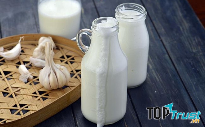 Sữa tỏi nóng có tác dụng kháng khuẩn, chống viêm và làm dịu cơn đau họng nhanh chóng