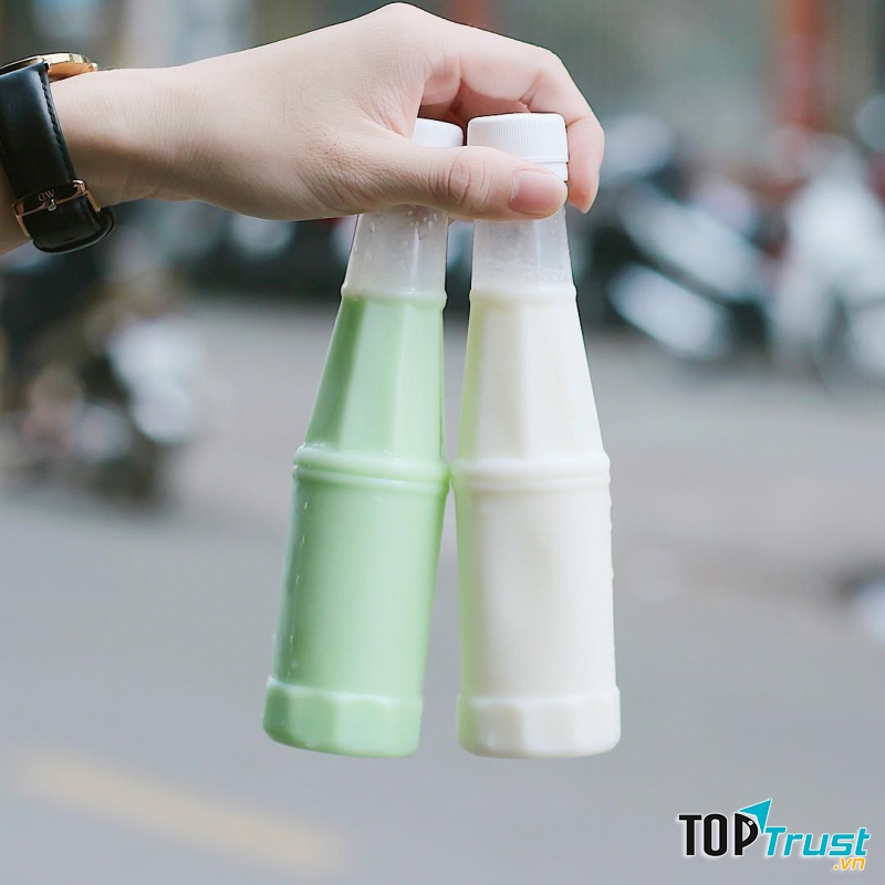 Thương hiệu này luôn chiều lòng thực khách bởi vị béo ngọt vừa vặn, thơm thơm, dễ uống của những chai sữa tươi xinh xắn.