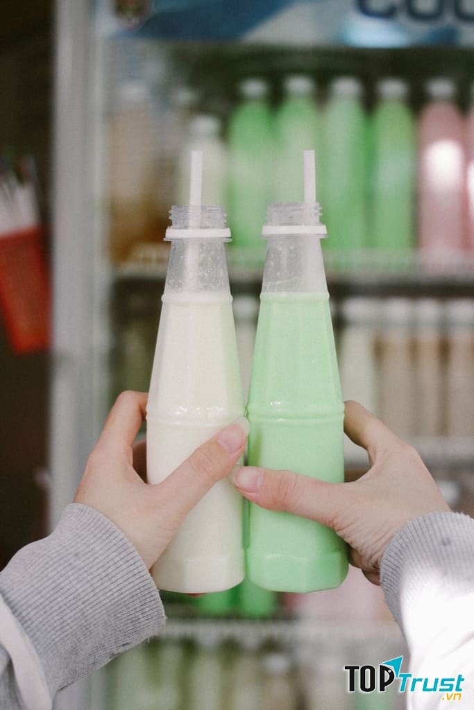 Sữa được đóng chai, ướp lạnh sẵn nên uống vào là phải trầm trồ vì vừa ngon vừa giải nhiệt cực tốt